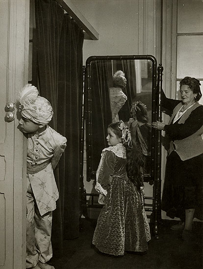 Photo Detail - Robert Doisneau - Children in Costume with Mirror