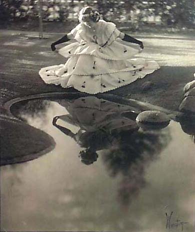 Edward Weston - Violet Romer and Reflecting Pool