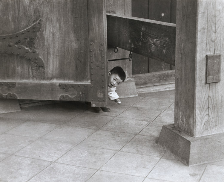 Ken Heyman - Asakusa, Japan, Child of Caretaker Playing Peek-a-Boo