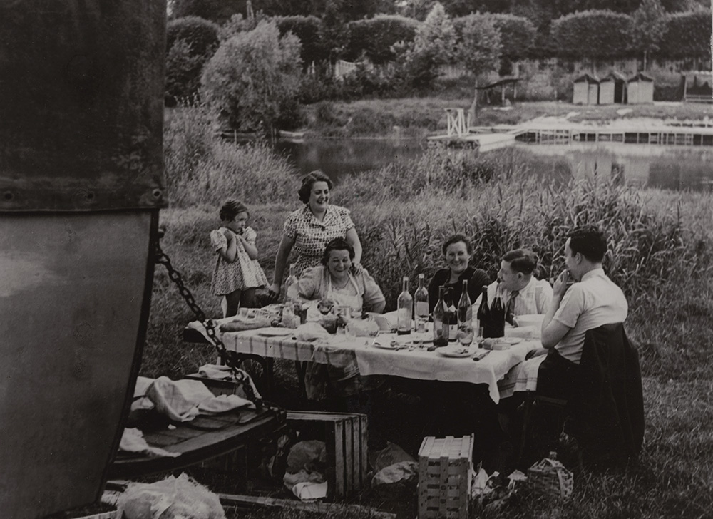 Brassai (Gyula Halasz) - Picnic Au Bord de la Marne Brassai (Gyula Halasz) - Picnic Au Bord de la Marne