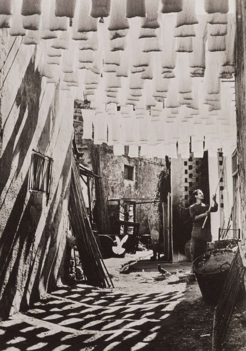 George Rodger - The Wool Suq in Tunis George Rodger - The Wool Suq in Tunis