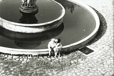 Photo Detail - Tazio Secchiaroli - Sophia Loren and Carlo Ponti(?) in front of her villa