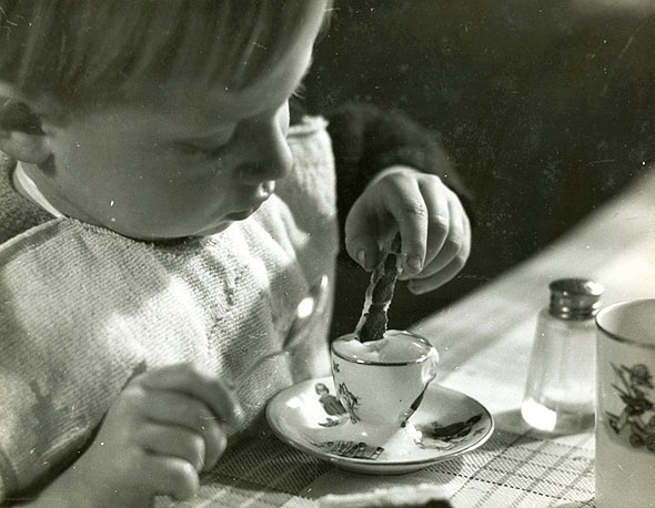 Geza Vandor - Child Enjoying His Meal